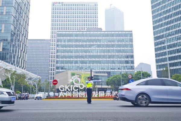 双融配资 杨浦交警倪嘉辉：破解城市交通堵点，用科技与服务“诊脉开方”