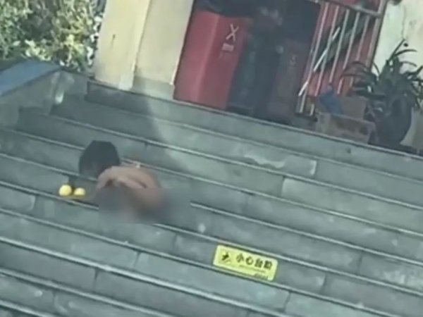 鼎东策略 四川一高速服务区现“野人小孩”，一丝不挂，趴在台阶上吃东西！当地回应
